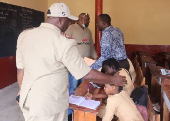 Boké-Education : Le Préfet en tournée pour s’assurer de l’effectivité de la rentrée administrative des classes