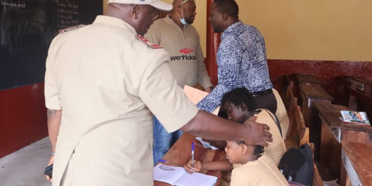 Boké-Education : Le Préfet en tournée pour s’assurer de l’effectivité de la rentrée administrative des classes