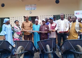 Boké-Santé: L’ONG INAASPO offre des kits d’assainissement aux Centres de Santé de la préfecture