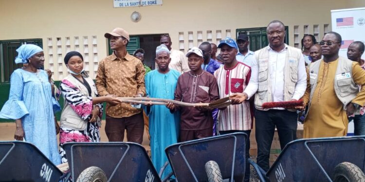 Boké-Santé: L’ONG INAASPO offre des kits d’assainissement aux Centres de Santé de la préfecture