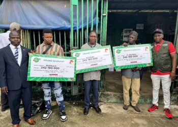 Remise de gains aux heureux parieurs de la LONAGUI : trois gagnants empochent chacun 242 millions de francs guinéens