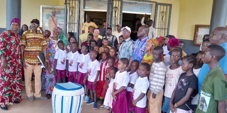 Boké-Education: Le Ministère de la PFE-PV offre 504 kits scolaires aux enfants vulnérables