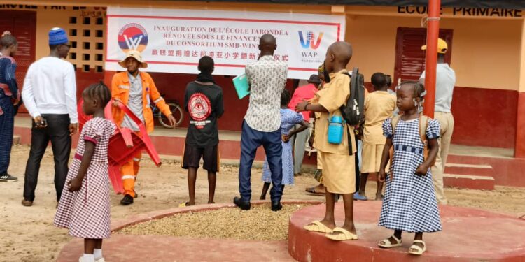 Boké-Education: Remise de l’école primaire du district Tabondéya rénovée par le Consortium SMB-Winning