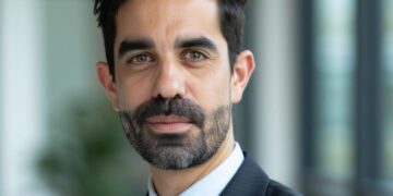 Directeur de stratégie d&rsquo;APO Group, João Marques, nommé conseiller stratégique de Decarb.earth pour soutenir l&rsquo;expansion des projets d&rsquo;énergie renouvelable en Afrique