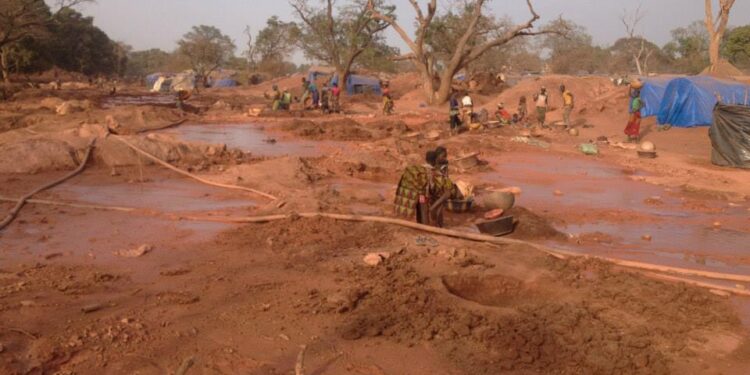 Le Gouvernement guinéen lève la suspension de l’exploitation artisanale des matières précieuses (Officiel)