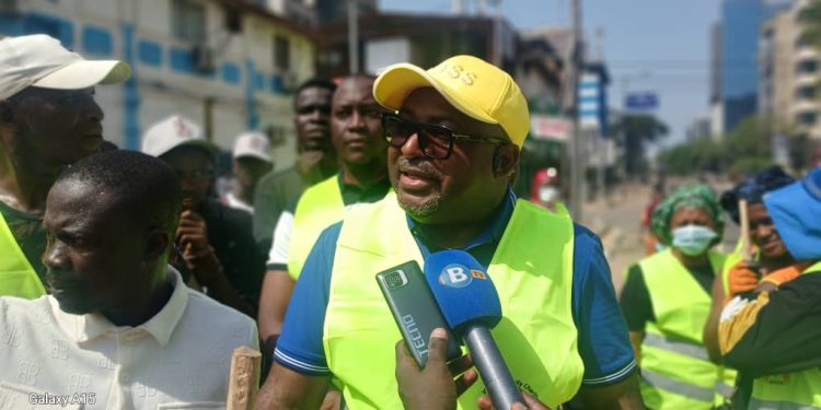 Dr David Makongo lance le recrutement de 50 femmes pour l’assainissement de Kaloum : Le Président veut voir nos mamans sourire