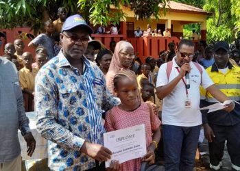 Boké-Education: La Fondation Wazni et le Groupe UMS offrent des kits scolaires aux élèves des 12 écoles rénovées