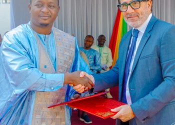 MCTA: remise de deux bus par la Société Minière de Boké et de dix motos offertes par le ministre aux travailleurs 