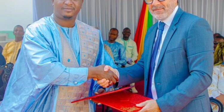 MCTA: remise de deux bus par la Société Minière de Boké et de dix motos offertes par le ministre aux travailleurs