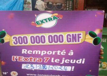 Conakry : Deux heureux gagnants de la LONAGUI reçoivent leurs chèques