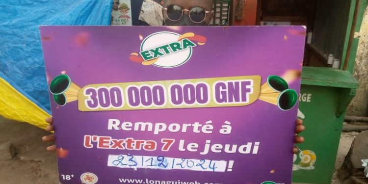 Conakry : Deux heureux gagnants de la LONAGUI reçoivent leurs chèques