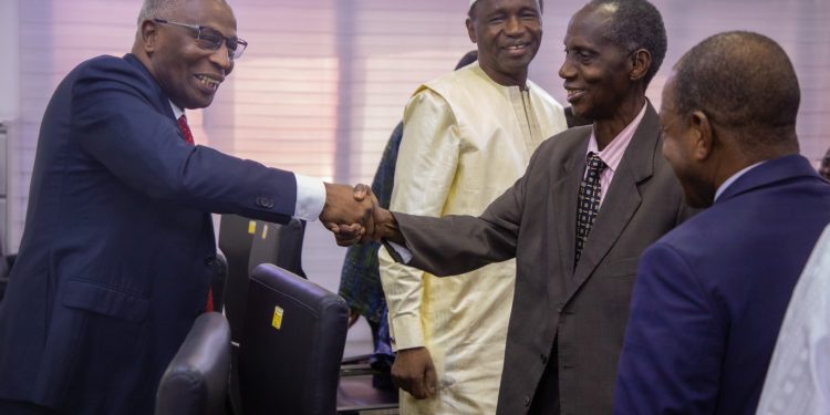 Primature : Le Premier Ministre Amadou Oury Bah reçoit les anciens locataires du Palais de la Colombe