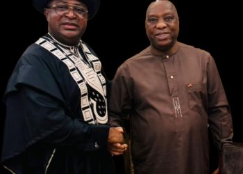 Le secrétaire Antony J. Blinken acceptant la Légion d’honneur 