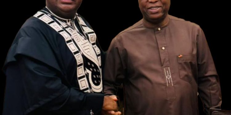 Le secrétaire Antony J. Blinken acceptant la Légion d’honneur