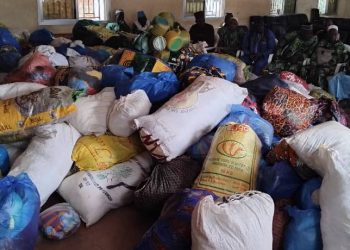 Boké-Incendie : Présentation d’un important lot de vêtements et de vivres destinés sinistrés de Kafanda (Sansalé)
