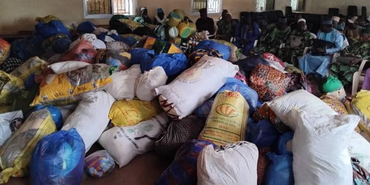 Boké-Incendie : Présentation d’un important lot de vêtements et de vivres destinés sinistrés de Kafanda (Sansalé)