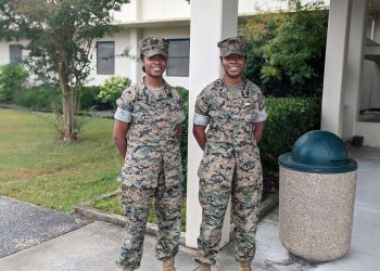 Des Marines jumeaux en service pour la sécurité des ambassades américaines