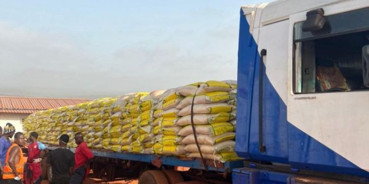 CDM-GUINÉE S.A. soutient ses travailleurs en distribuant des denrées alimentaires