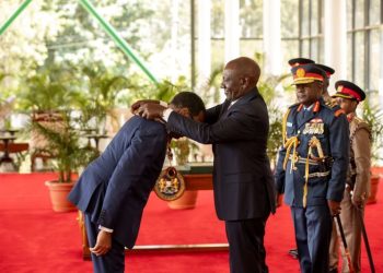 Le président du Kenya, William Ruto, décerne la plus haute distinction nationale au président du Groupe de la Banque africaine de développement, Akinwumi Adesina