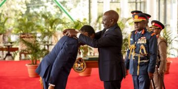 Le président du Kenya, William Ruto, décerne la plus haute distinction nationale au président du Groupe de la Banque africaine de développement, Akinwumi Adesina