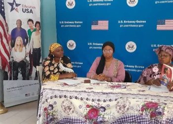 Cinq étudiantes de l’Université de Kankan célèbrent l’héritage de Haben Girma à l’occasion du Mois de l’Histoire des Femmes