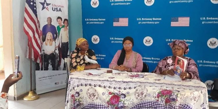 Cinq étudiantes de l’Université de Kankan célèbrent l’héritage de Haben Girma à l’occasion du Mois de l’Histoire des Femmes