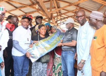 Boké-Economie: Le Président de l’UDK fait don de pagnes, de T-shirts et casquettes aux femmes et jeunes de Baralandé