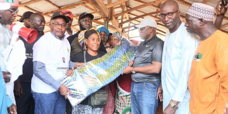 Boké-Economie: Le Président de l’UDK fait don de pagnes, de T-shirts et casquettes aux femmes et jeunes de Baralandé