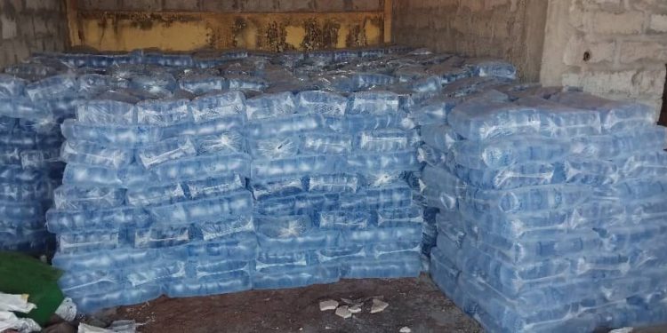 Boké-Humanitaire: Le DG de la société Bel Air Mining (BAM) offre 1.000 attaches d’eau à la Mairie