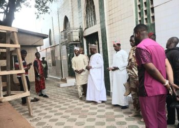Touba-Religion: Thierno Mamadou Bah se recueille sur la tombe de Karamokhoba et ses fils