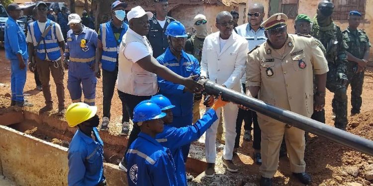 Boké-Société: Le Ministre Savané lance les travaux de déplacement des conduites d’eau dans la Commune urbaine