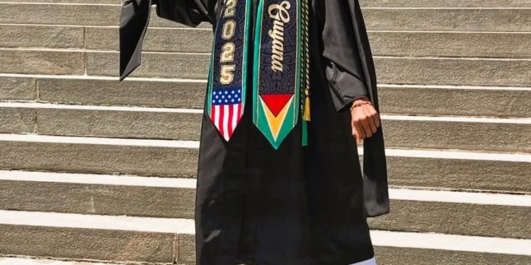 Renea Douglas honorée pour son parcours académique exceptionnel aux États-Unis