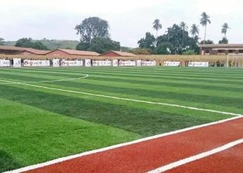 Fadi WAZNI offre un terrain de football synthétique à Boké : un nouveau geste d’un bâtisseur engagé