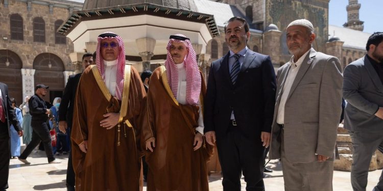 Visite diplomatique à Damas : Le Prince Faisal bin Farhan à la mosquée des Omeyyades
