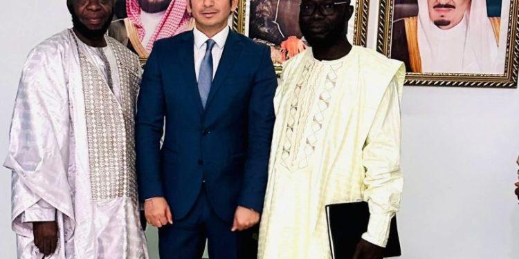 Rencontre diplomatique : S.E. Dr Fahad Eid ALRSHIDY reçoit le Superviseur des Prédicateurs du Ministère saoudien des Affaires Islamiques en Guinée