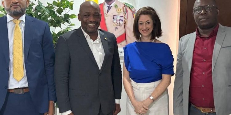 La Chargée d’Affaires Anne Dudte explore les opportunités d’investissement américain dans le secteur pétrolier et gazier en Guinée