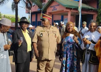 Boké-Culture: Le Ministre Moussa Moïse offre des titres de prise en charge sanitaire à six (06) artistes de Kakandé 