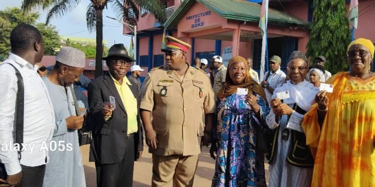 Boké-Culture: Le Ministre Moussa Moïse offre des titres de prise en charge sanitaire à six (06) artistes de Kakandé