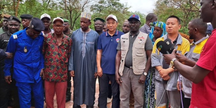 Boké: Le gouverneur Mamadou Camara lance les travaux de réparation des nids de poule de la route Boké-Gaoual