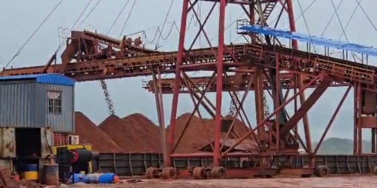 Boffa : SD Mining poursuit le chargement de barges malgré une interdiction officielle