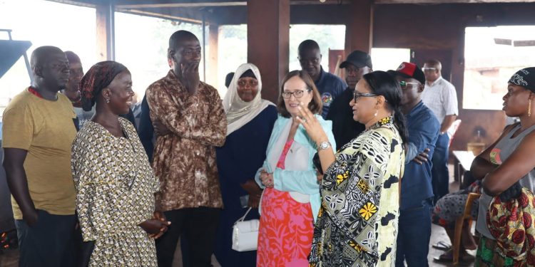 Kamsar : la diplomatie américaine à l’écoute des femmes transformatrices de poisson