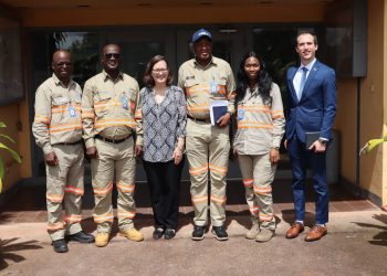 La Chargée d’Affaires des États-Unis visite le site de la CBG à Kamsar