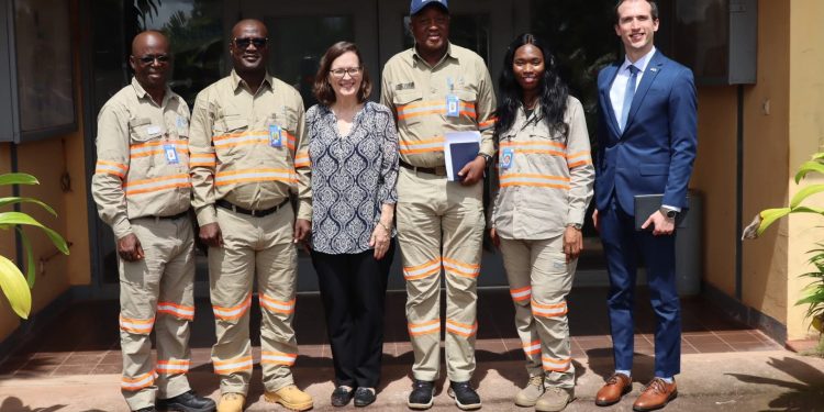 La Chargée d’Affaires des États-Unis visite le site de la CBG à Kamsar