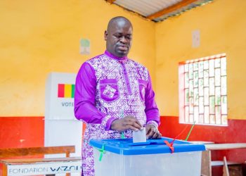 Boké-Vote référendaire: Le Secrétaire général du Ministère de l’Enseignement Supérieur, Dr Facinet Conté vote à Correrah 