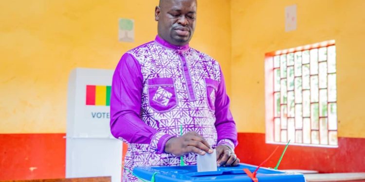 Boké-Vote référendaire: Le Secrétaire général du Ministère de l’Enseignement Supérieur, Dr Facinet Conté vote à Correrah