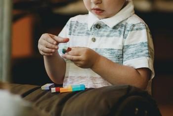 Vaccin, paracétamol : aucun lien avéré avec l’autisme, affirme l’OMS