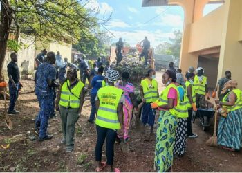 Boké: Les populations civiles et militaires assainissent les lieux publics de la ville