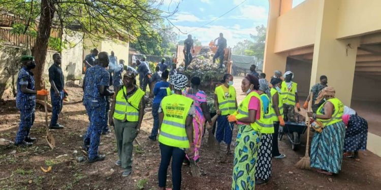 Boké: Les populations civiles et militaires assainissent les lieux publics de la ville