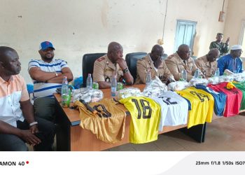 Booké-Sports: Le Général Mathurin Bangoura offre des maillots de jeux aux équipes préfectorales