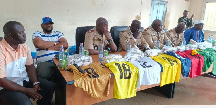 Booké-Sports: Le Général Mathurin Bangoura offre des maillots de jeux aux équipes préfectorales